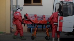 Медики транспортируют пациента, Беларусь, 1 мая 2020 года