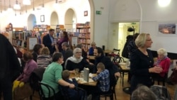 Учасники презентації у книгарні «Академія» у Празі