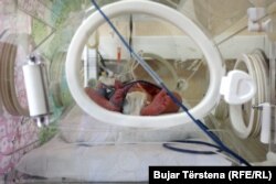 Инкубатордо жаткан бөбөк.