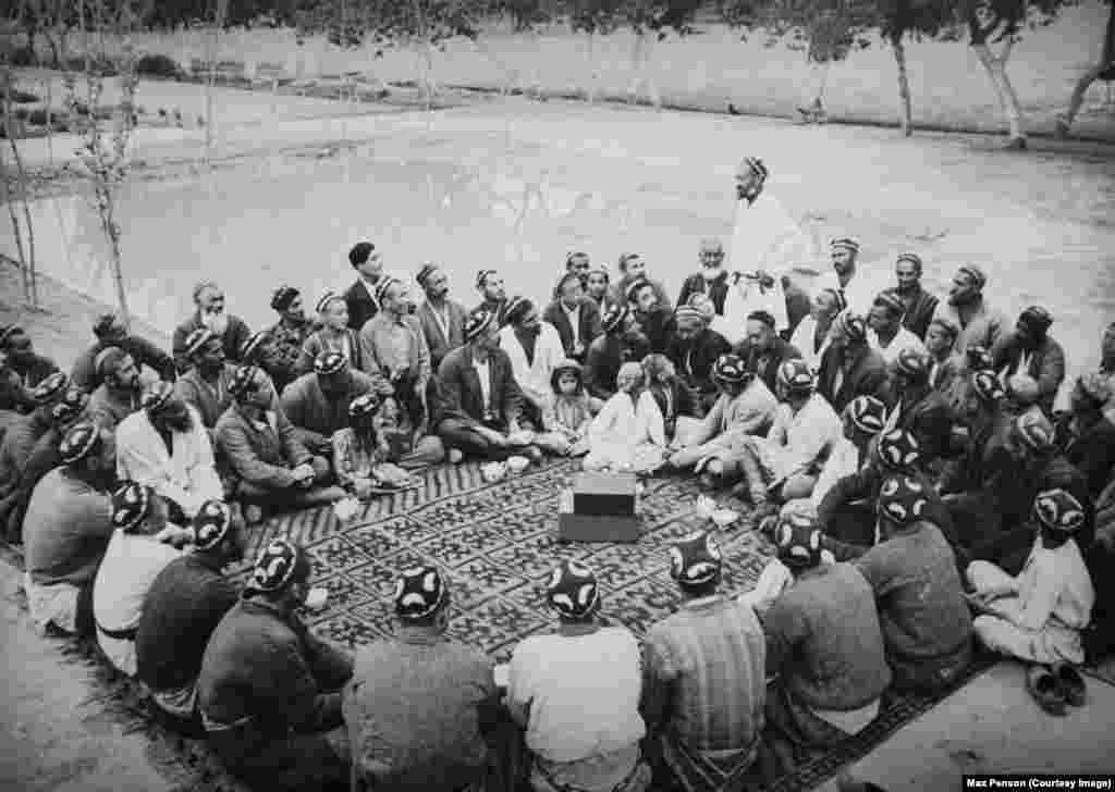 O întâlnire de bărbați uzbeci fotografiată de Max Penson la începutul secolului al XX-lea.Într-un interviu acordat RFE/RL în 2018, nepotul lui Penson, Maxime, a reflectat la cum trebuie să fi fost pentru bunicul său să ajungă în Asia Centrală acum mai bine de un secol. „Mirosuri diferite, culori diferite, oameni diferiți. Totul este diferit”, a spus el.