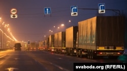 Чек арада кезек күткөн жүк ташуучу унаалар. Белорусия. 9-декабрь.