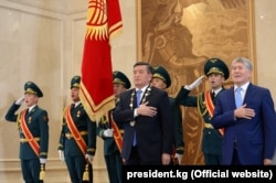 Сооронбай Жээнбеков и Алмазбек Атамбаев во время исполнения гимна. 24 ноября 2017 г.