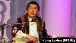 Поэт-импровизатор Ринат Заитов.