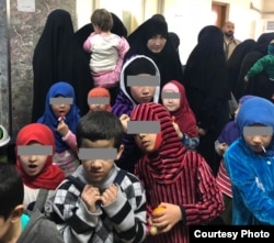 Tajik women and children in an Iraqi court in 2019.