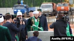 Камил Сәмигуллин академиянең нигез ташына киләчәк буынга хат сала