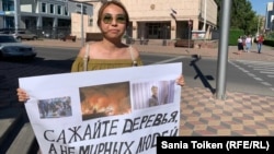 Алия Избасарова проводит одиночный пикет в знак солидарности с участниками протестных акций в Москве за допуск независимых кандидатов на выборы в Мосгордуму. Нур-Султан, 7 августа 2019 года.