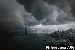 بسیاری از ساکنان هنگ‌کنگ در خانه‌هایی بسیار کوچک در شهری گران زندگی می‌کنند و ساعت‌های مدید مشغول کار هستند