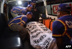 Volunteers help transport the body of a technician from Geo TV after an attack by gunmen in Karachi in September 2015.