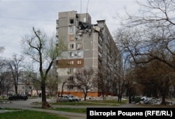 Зруйнована багатоповерхівка Маріуполя. Квітень 2022 року