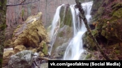 Водоспад «Срібні струмені» у гірській ущелині Малий каньйон у Бахчисарайському районі, Крим, фото 2016 року
