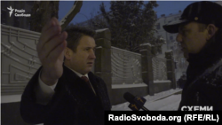 Микола Супрун, чоловік колишньої депутатки Людмили Супрун вдав, що шукає метро, коли побачив камеру