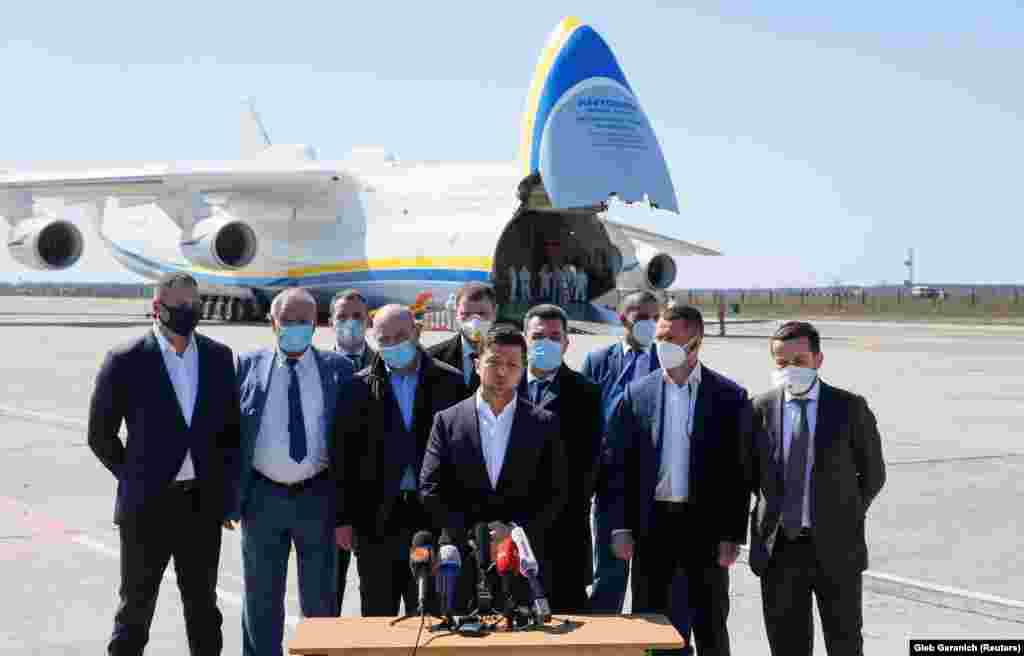 &laquo;Наша &laquo;Мрія&raquo; привезла в Україну 12 мільйонів масок &ndash; як для лікарень, так і для аптечних мереж. Також привезли близько 260 тисяч захисних окулярів для наших медиків і понад 100 тисяч захисних костюмів п'ятого рівня захисту&raquo;, &ndash; сказав президент України Володимир Зеленський&nbsp;