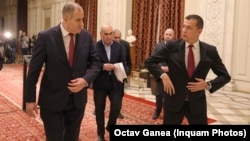 Sorin Grindeanu (dreapta), alături de vicepremierul Marian Neacșu, unul dintre oamenii de bază ai partidului în guvernul condus de Ilie Bolojan (în plan secund)..