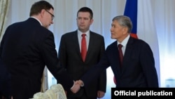 Президент Кыргызстана Алмазбек Атамбаев принимает делегацию из Чехии.