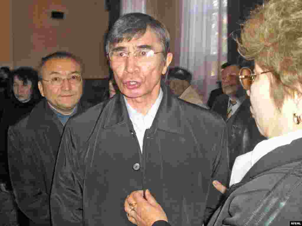 Общественный защитник Жасарал Куанышалин призвал полицейских освободить места в зале.  - Общественный защитник подсудимых Жасарал Куанышалин обратился к сидящим здесь сотрудникам силовых органов в форме и штатском и эмоционально стал призывать их освободить места для родственников подсудимых.