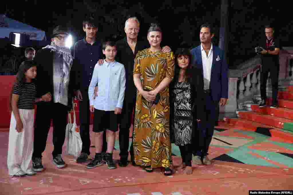 Stellan Skarsgard, švedski glumac, s pratnjom. 