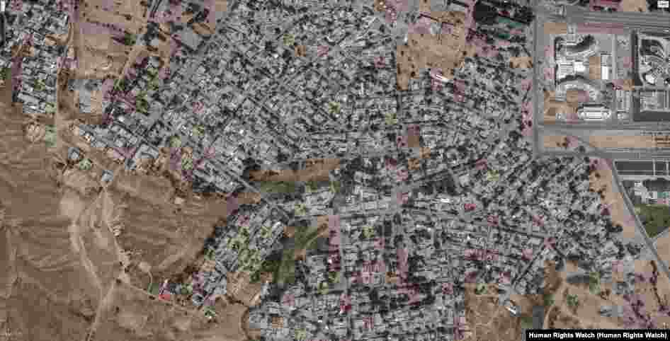 На этих снимках со спутника можно увидеть как выглядит северная часть район Гажа, примерно в 2 километрах от центра Ашхабада до и после сноса домов. Фото слева сделан до массовых сносов в июне 2015 года. Фото справа сделан со спутника в мае 2017 года после завершения сноса. &copy; 2017 CNES&nbsp;- Airbus DS; &copy; 2017 DigitalGlobe; Источник: Google Earth 