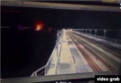 Момент попадания морского дрона в опоры Керченского моста. Стоп-кадр из оперативного видео СБУ
