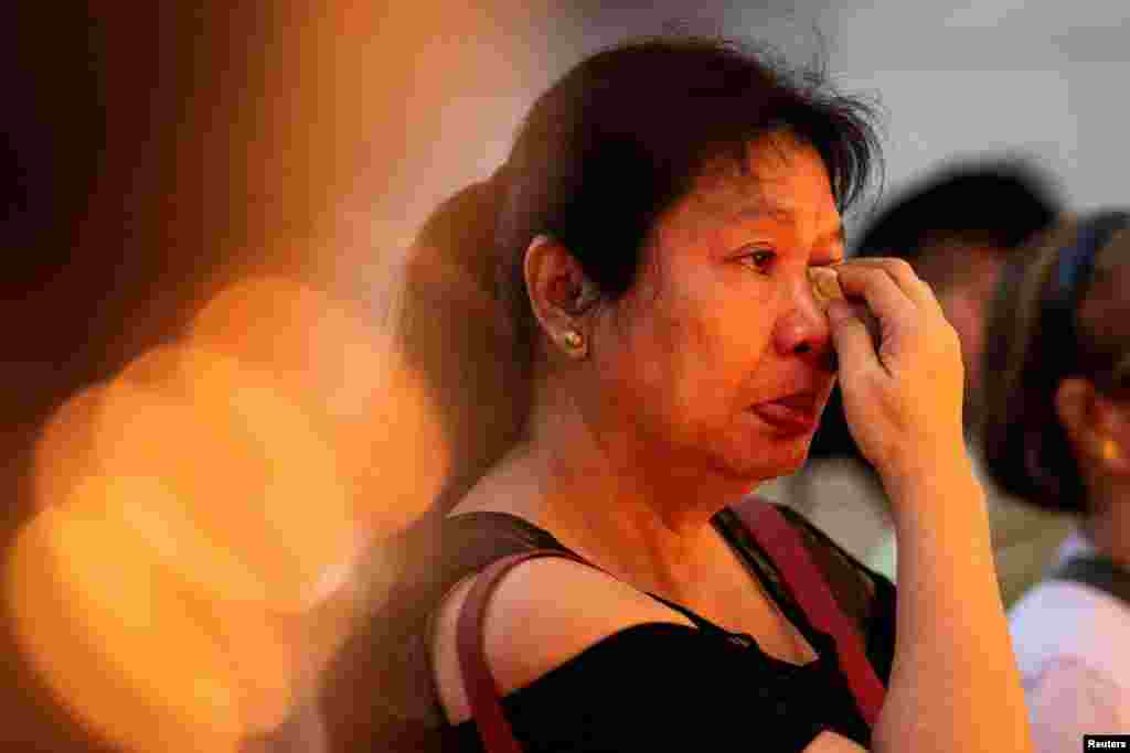 Një grua fshin lotët në Katedralen e Manilës pas një meshe, pas vdekjes së Papa Françeskut, në Manila, Filipine