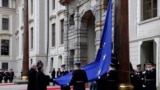 Cît timp la Hradul din Praga s-a aflat Vaclav Klaus, un eurosceptic învederat, drapelul Uniunii Europene nu a fost arborat pe sediul președinției cehe. În imagine, noul președinte Zeman și șeful CE Barroso ajută la arborarea drapelului Ula Hrad.