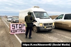 Участники подразделения «БАРС-Крым» во время учений в Крыму блокируют движение гражданского транспорта, 25 января 2025 года