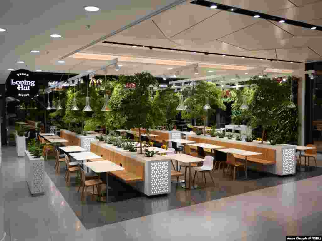 Праганын "Народни Тржида" аянтындагы соода борборунун ээн калган тамактанчу жайы.&nbsp;