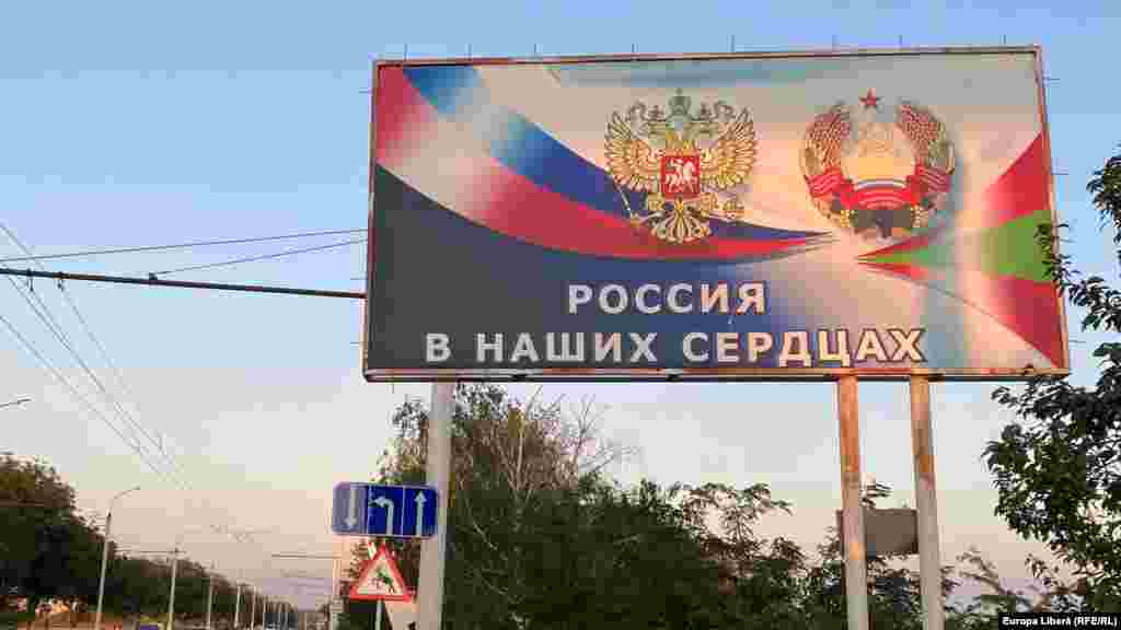 Banner la Tiraspol, din rus. "Rusia e în inimile noastre"
