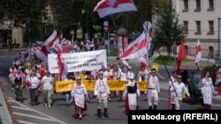 Карагод і самалёцікі з пасланьнямі ўладам Беларусі. Як прайшла акцыя беларусаў у Вільні. ФОТА