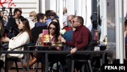 Proljetno sunce u zimskim danima. Jedan od kafića na otvorenom u centru Sarajeva, 21. februar 2021. Samo maske nedostaju.
