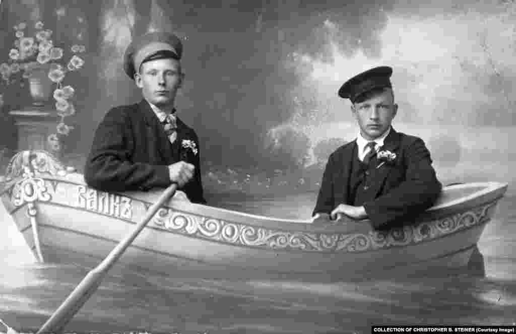 Веслування на зламі століть було захопленням заможних. Останній російський цар і його родина часто фотографувалися, занурюючи весло у воду каналів їхньої резиденції, де вони проживали за межами Санкт-Петербургу. Так і ці два студенти роблять вигляд, що гребуть у човні &laquo;Валк&raquo;, названому на честь містечка Валка у сьогоднішній Латвії