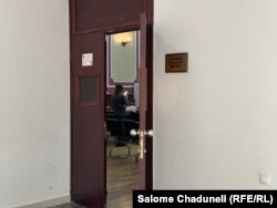 სხდომა სააპელაციო სასამართლოს მე-12 დარბაზში გაიმართა.