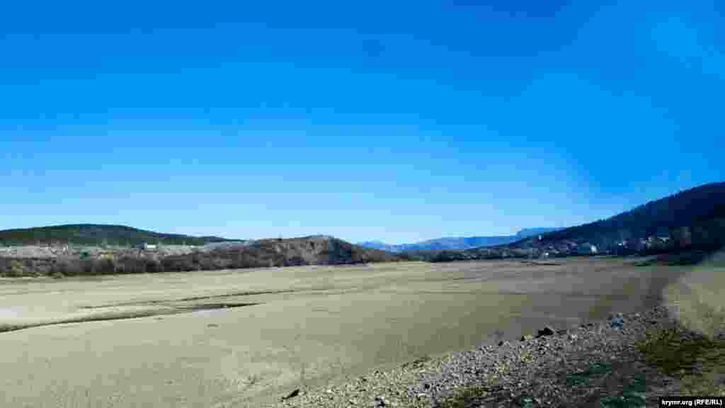 Гідрологи б'ють на сполох: запас води у водосховищах Криму зменшився вдвічі. Сімферопольське водосховище за квітень поповнилося всього на 570 тисяч кубометрів