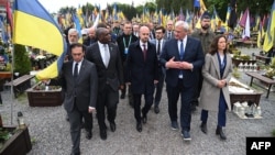 Miniștri europeni de externe, vizitând cimitirul Liciakiv din Lvov pe 9 mai 2025, pentru a onora memoria militarilor ucraineni căzuți în luptele în urma invaziei rusești