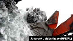 Работы со льдом на Кумторе.