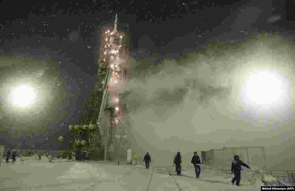 Ракета &laquo;Союз&raquo;, которая доставит американского астронавта Дэна Бёрбэнка на Международную космическую станцию ​​(МКС), готова к запуску в морозное утро ноября 2011 года. После сворачивания американской программы Space Shuttle в 2011 году Соединенные Штаты выплатили России десятки миллионов долларов за отправку своих астронавтов на МКС на борту российских космических кораблей.