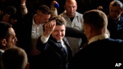 NIcușor Dan, salutându-și suporterii la București, după victorie