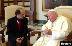 Papa Gjon Pali II bisedon me presidentin e atëhershëm të Kosovës, Ibrahim Rugova, gjatë një audience private në bibliotekën e tij në Vatikan, më 20 dhjetor 2003.