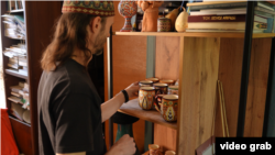 Рөстәм әзер эшләрне тикшерә