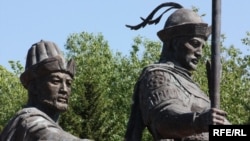 Фрагмент памятника основателям Казахского ханства Керею и Жанибеку. Астана, 1 июня 2010 года.    
