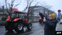 Fermierii polonezi au organizat marșuri în coloană cu zeci de tractoare în marile orașe, provocând ambuteiaje și blocaje în trafic.
