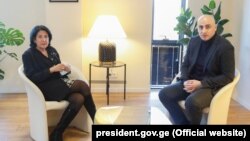 2021 წლის 27 დეკემბერი. შეხვედრა საქართველოს პრეზიდენტ სალომე ზურაბიშვილსა და „ერთიანი ნაციონალური მოძრაობის" თავმჯდომარე ნიკა მელიას შორის. 