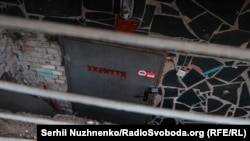 Влада просить громадян залишатися в укриттях