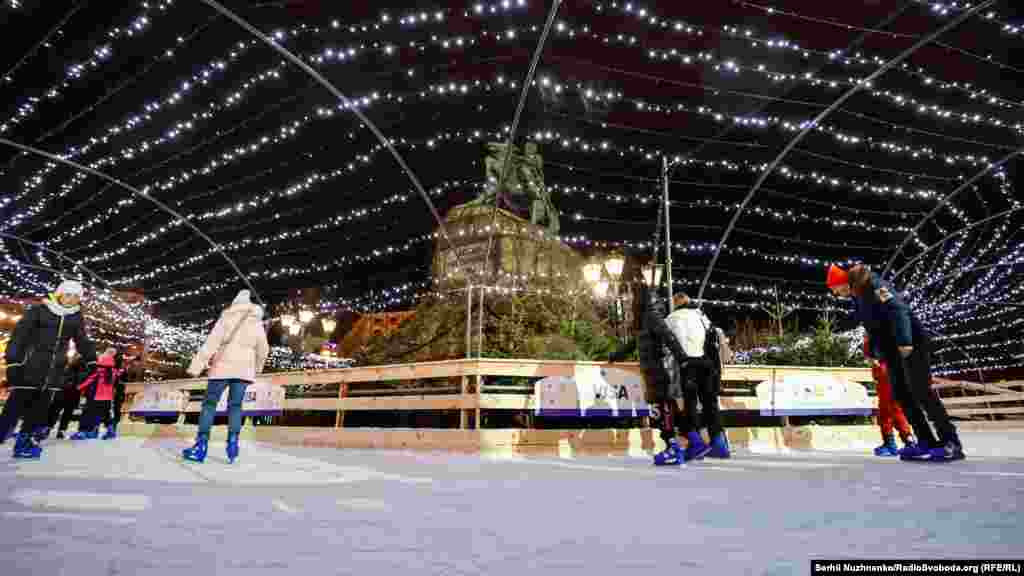 Цьогоріч на Софійській площі навколо пам'ятника Хмельницькому також встановили ковзанку