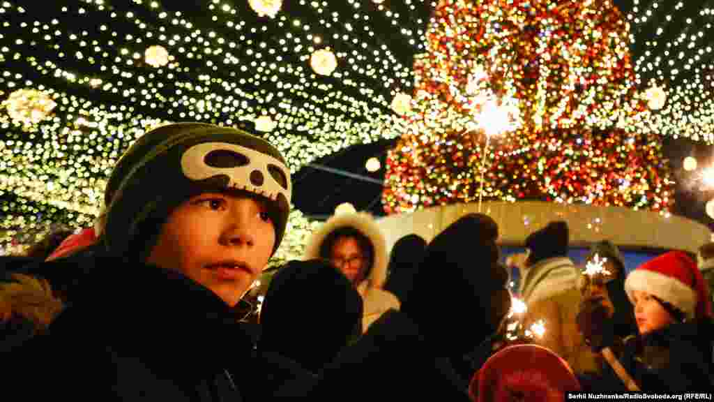 Цього року різдвяно-новорічна ялинка є повністю штучною, а її висота складає 31 метр. Прикрасили ялинку декількома шарами різнокольорових гірлянд, а також червоними і золотими кульками. На верхівці зеленої красуні красується&nbsp;традиційна різдвяна зірка