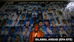 د پېښور پر ارمي پبلېک سکول د ۲۰۱۴م کال برید کې تر ۱۵۰ کسان وژل شوي ول چې زیاتره یې ماشومان ول، انځور له ارشیفه 