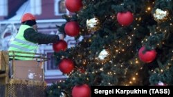 Иллюстративное фото. Украшение новогодней елки в центре Москвы в 2021 году