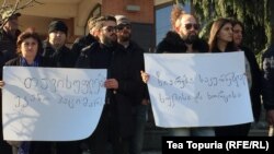 აქციის წევრებმა გიორგი მამალაძის გათავისუფლება და ზიარება მოითხოვეს.