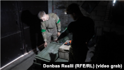 Військовослужбовці завантажують боєкомплект на НРК перед виїздом на маршрут