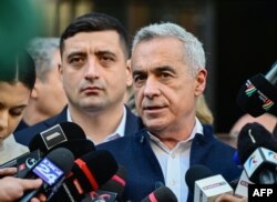 Liderul AUR, George Simion (stânga), și candidatul de extremă dreapta Călin Georgescu spun că pregătesc o strategie pentru alegerile prezidențiale.