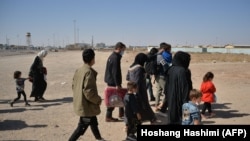 شماری از افغان های که از ایران به افغانستان برگشته اند. عکس از آرشیف